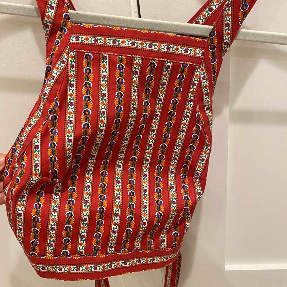 Tie-back criss cross crop top!